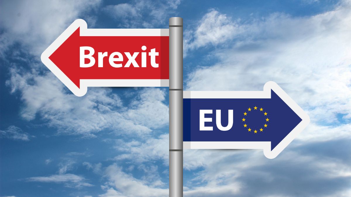 Két irányt mutató tábla, az egyik a Brexit, a másik az EU felé.