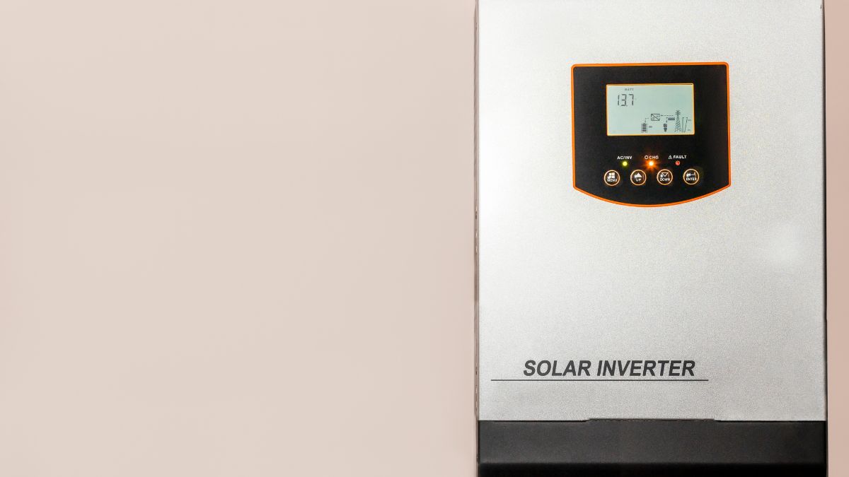 Egy Fronius inverter, amely a napenergia átalakítására szolgál, digitális kijelzővel.