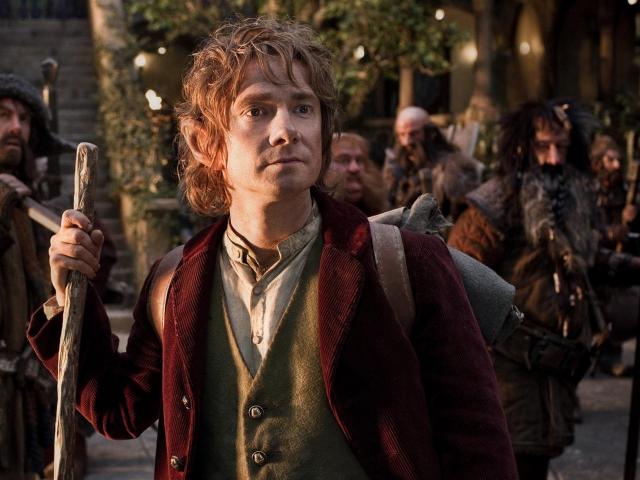 A hobbit, Bilbo Baggins, egy kalandos útra készül, háttérben törpök.