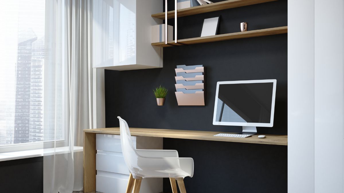Modern home office berendezés, fehér íróasztallal és számítógéppel.