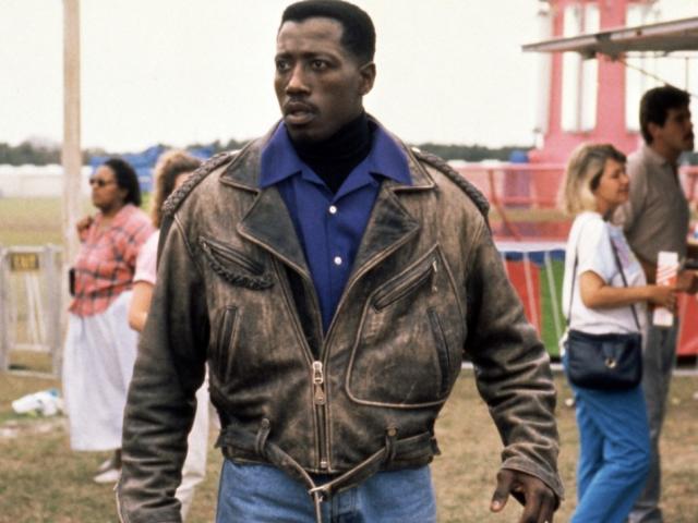 Wesley Snipes a 92-es Az 57-es utas filmjében, bőrkabátban és kék ingben.