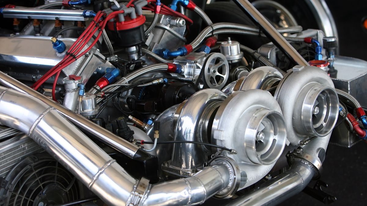 Egy változó geometriájú turbó motor részletei, fényes fém alkatrészekkel.