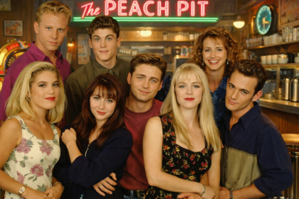 A Beverly Hills 90210 sorozat szereplői a Peach Pit étteremben