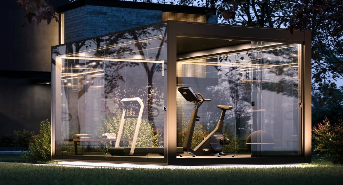 Üvegfalú edzőterem, futópad és szobakerékpár látható benne.