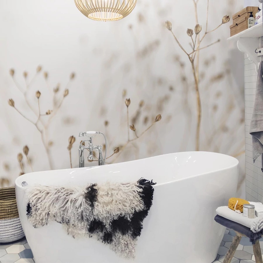 Egy modern fürdőszoba, fehér káddal és virágmintás háttérrel.