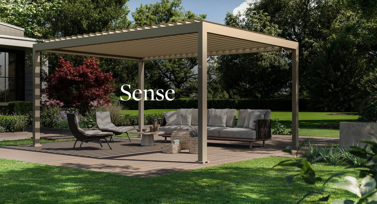 Modern terasz árnyékolóval, kényelmes bútorokkal és zöld környezettel.