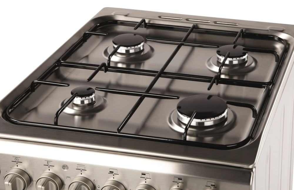 Egy Indesit gáztűzhely felülete, négy égőfejjel és rozsdamentes acél borítással.