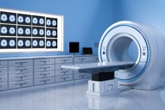 Modern MRI berendezés egy orvosi rendelőben Budapesten.