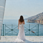 Nő fehér fátyolban néz a Nápolyi-öbölre