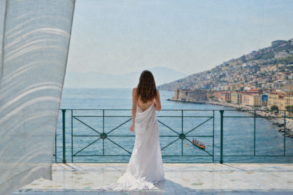 Nő fehér fátyolban néz a Nápolyi-öbölre